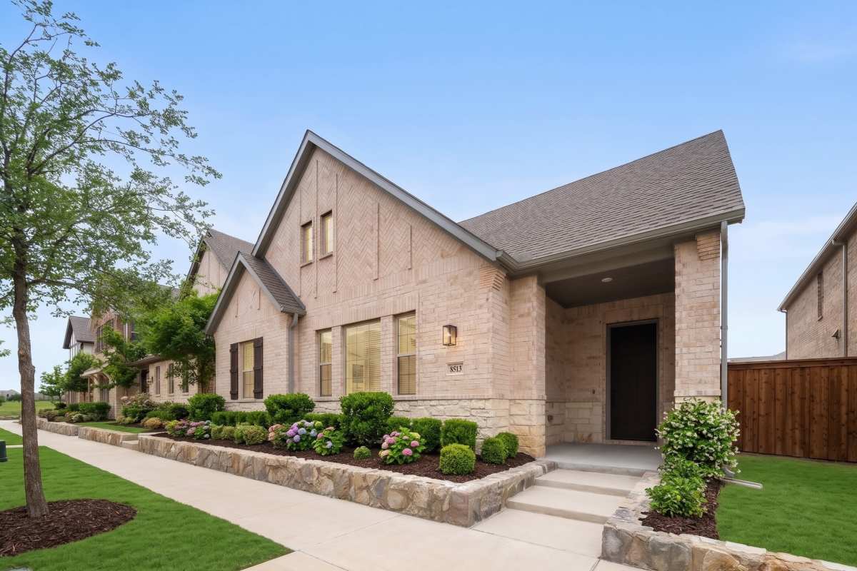 Apartment Exterior by the Sidewalk at BB Living The Tribute in The Colony, Texas