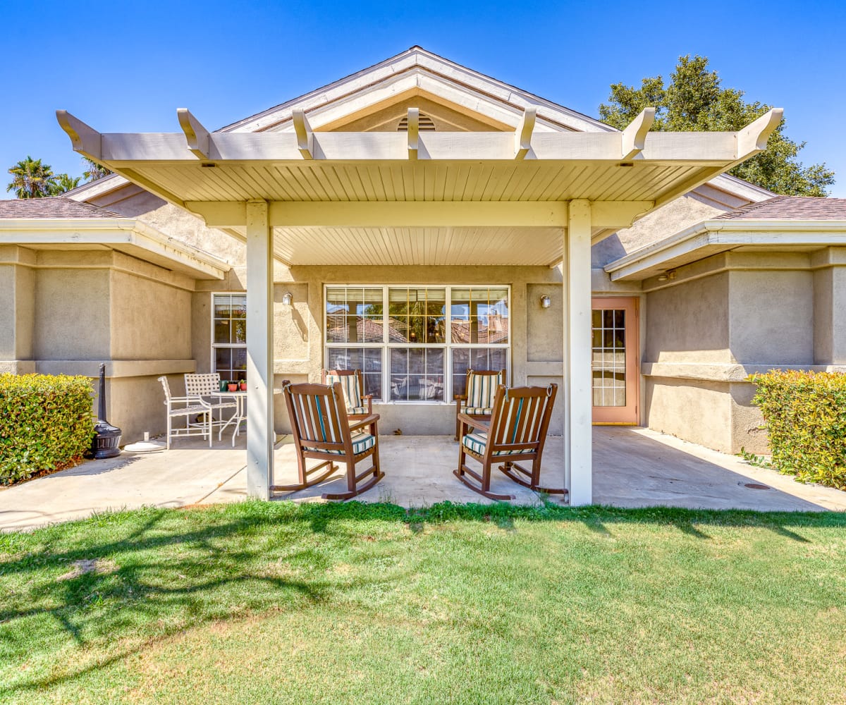 Covered patio and seating at Pacifica Senior Living Hemet in Hemet, California