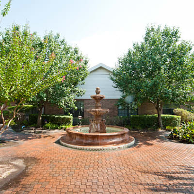 Fountain view of Cambridge Square Assisted Living in Rosenberg, Texas 