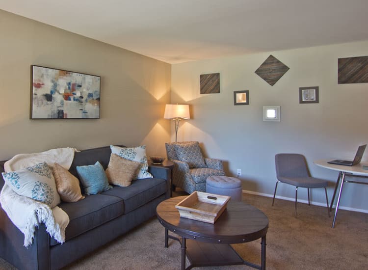 Well decorated living room at The Summit at Ridgewood in Fort Wayne, Indiana
