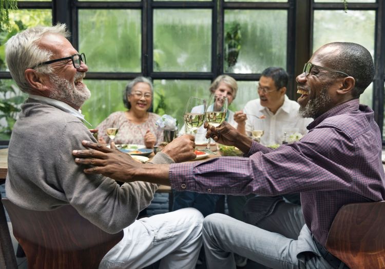 Seniors dining together at The Palisades at Broadmoor Park in Colorado Springs, Colorado