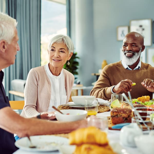 Residents sitting at a large table eating breakfast at Quail Park of Oro Valley in Oro Valley, Arizona