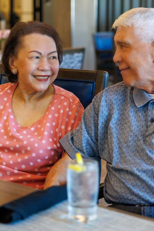 Residents at Merrill Gardens Tukwila in dining room