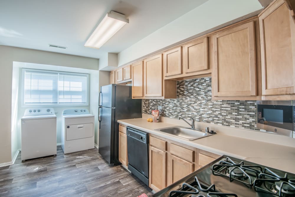The Glens at Diamond Ridge offers a spacious kitchen in Baltimore, MD