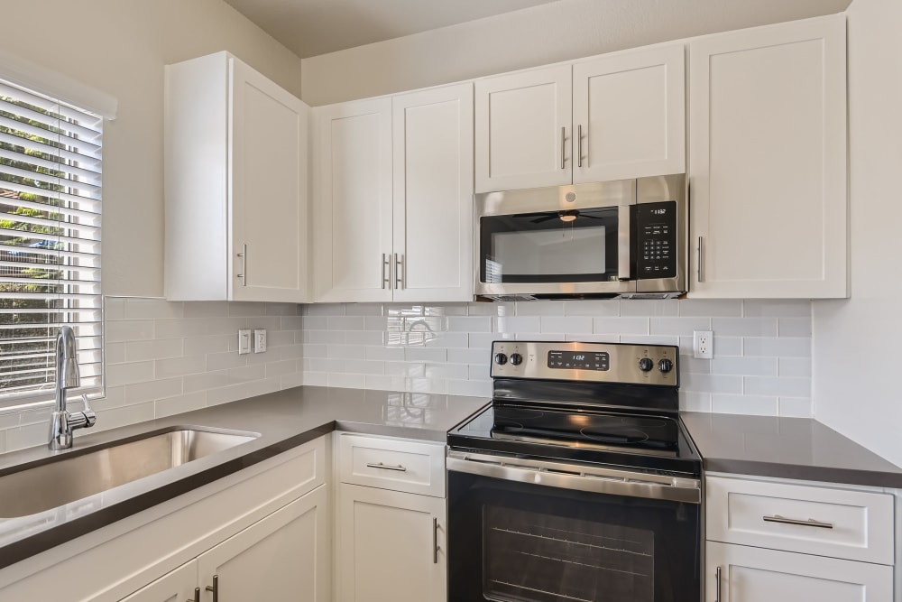 A luxury apartment kitchen at Niguel Summit Condominium Rentals in Laguna Niguel, California