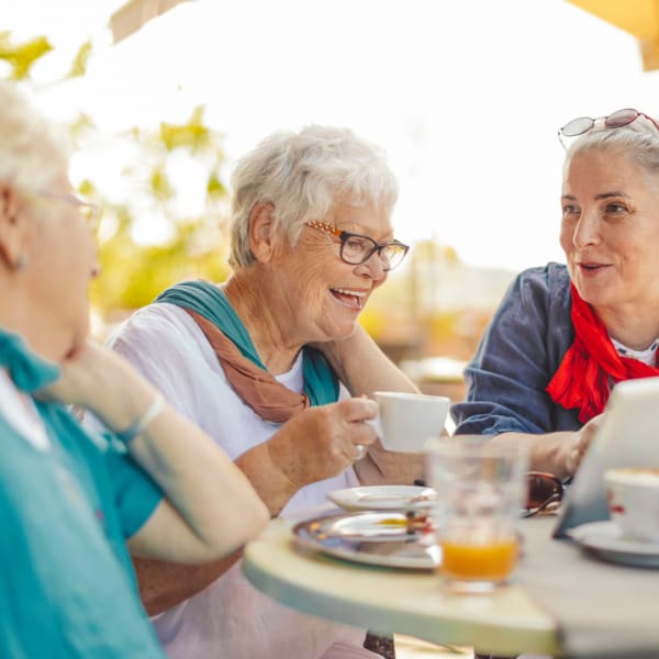 Assisted Living resident chatting with her daughter over breakfast at West Park Senior Living in San Dimas, California