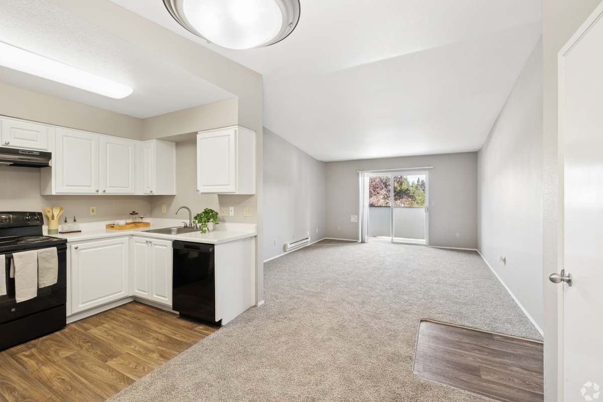 Spacious living area at Arnada Pointe in Vancouver, Washington