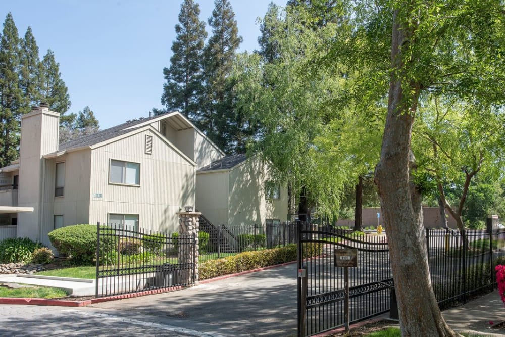Entrance at Huntcliffe Apartments in Fair Oaks, California