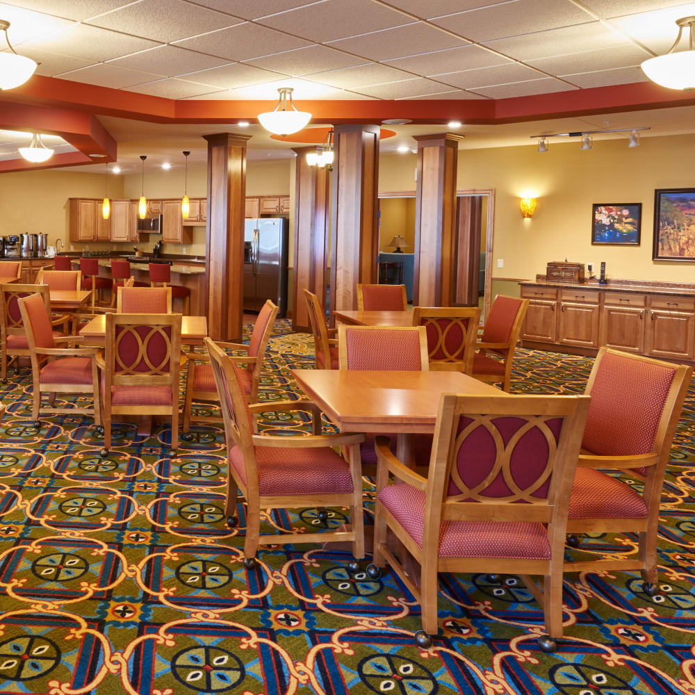 Resident dining room at Applewood Pointe of Bloomington at Valley West in Bloomington, Minnesota. 