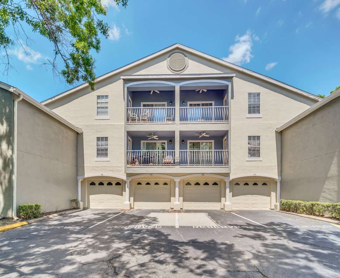 Exterior of building with attached garages at The Summit At Metrowest in Orlando, Florida