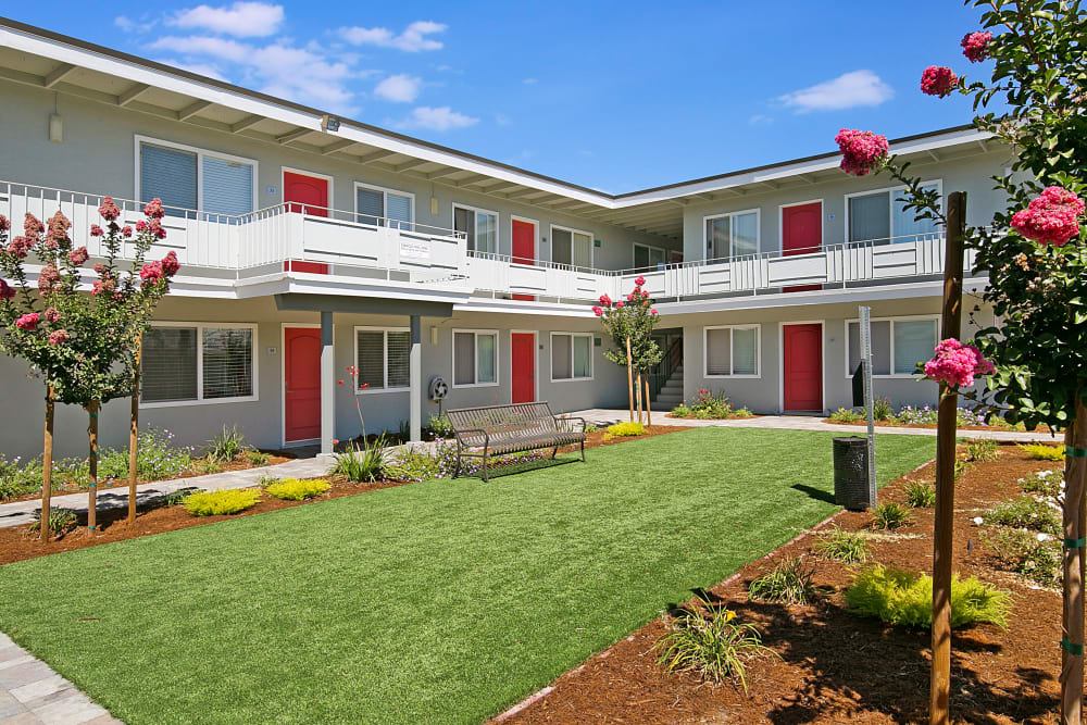 Courtyard at Bon Aire Apartment Homes in Castro Valley, California