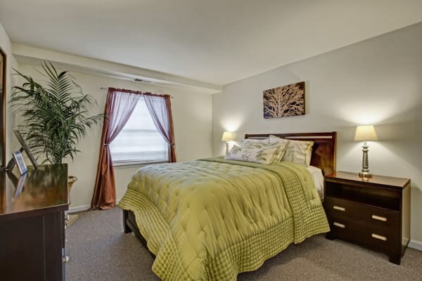 Bedroom at lMiddlebrooke Apartments & Townhomes in Westminster, Maryland