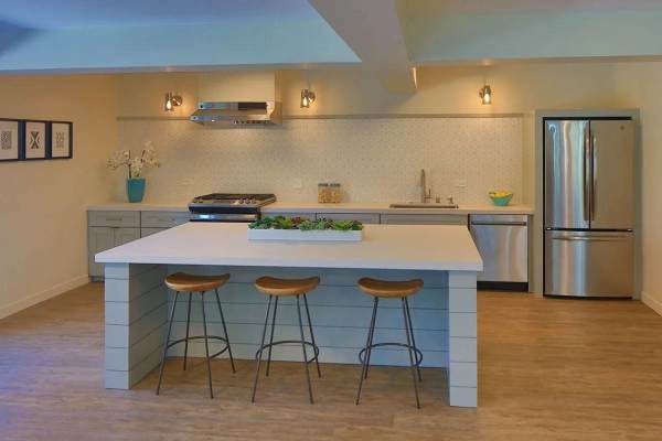 Clubhouse with kitchen at Polo Run Apartments in Stockton, California