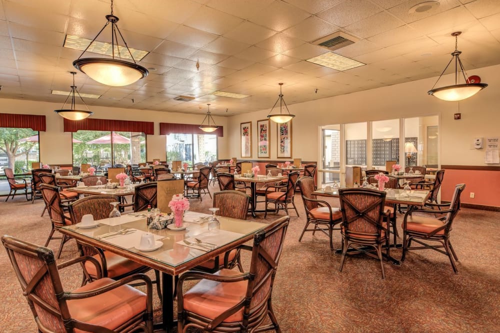 Dining room at Campus Commons Senior Living in Sacramento, California