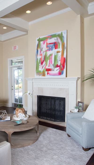 Enjoy luxurious apartment and community amenities at Country Club Pointe Apartments