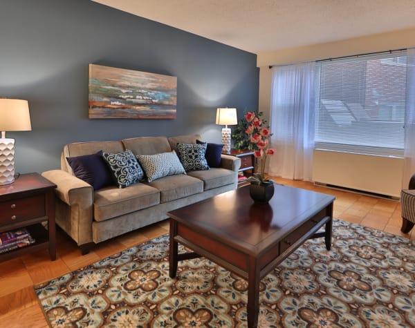 The Carlyle Apartments offers a living room in Baltimore, MD