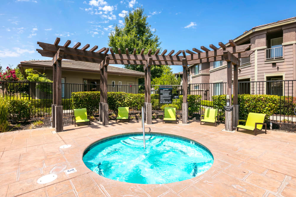 A hot tub in the courtyard at Miramonte and Trovas in Sacramento, California