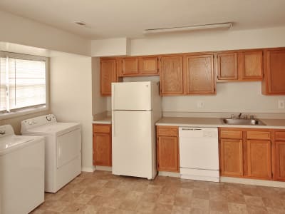 The Glens at Diamond Ridge offers a spacious living room in Baltimore, MD