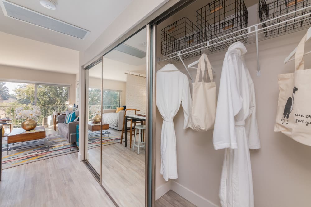 Luxury apartments with walk-in closets in Palo Alto, California