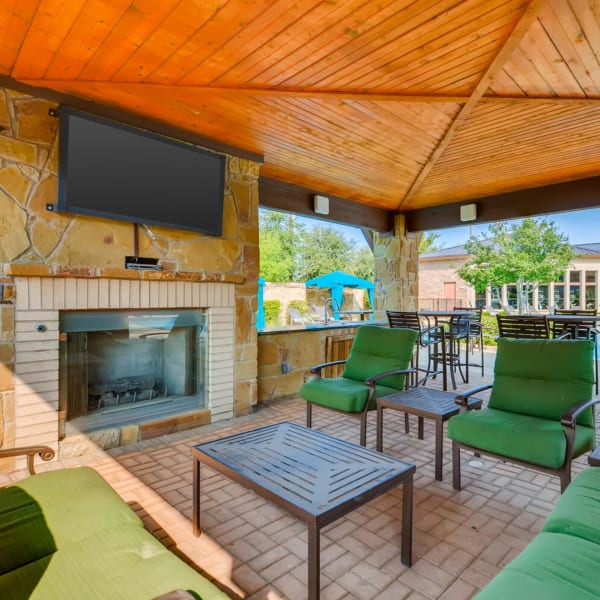 Outdoor lounge with a TV and fireplace at Overland Park in Pickerington, Ohio