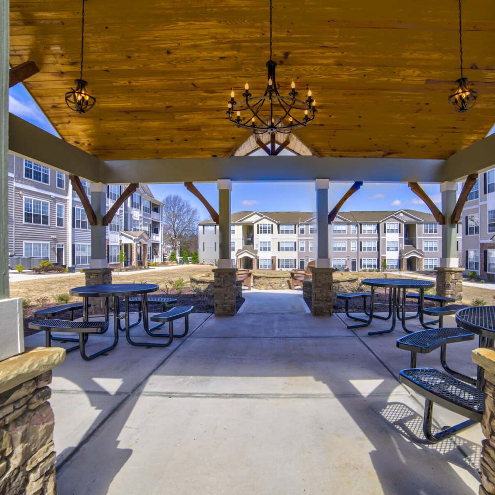 Outdoor community seating area at Avonlea Highlands in Cartersville, Georgia
