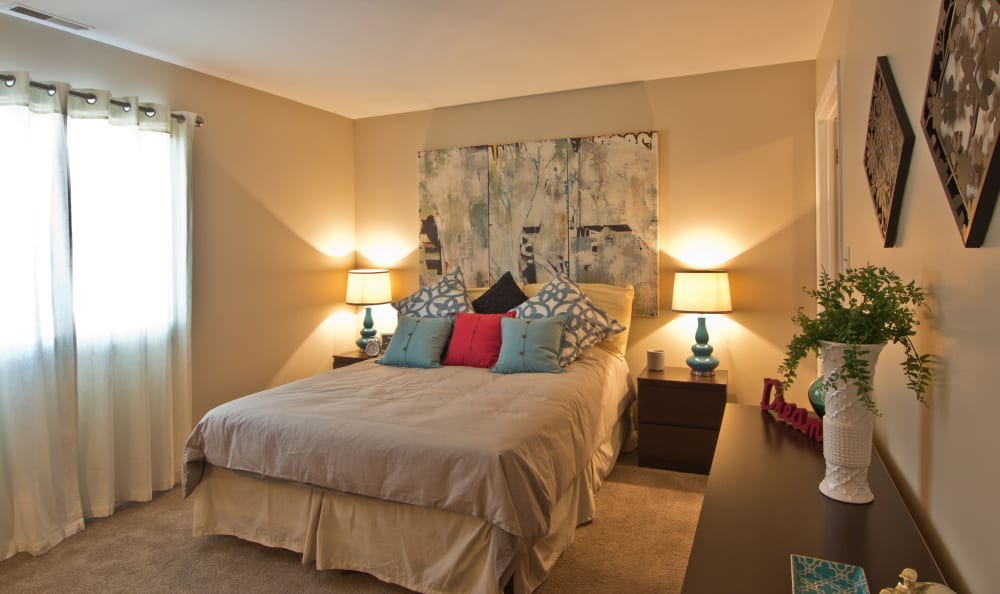 The Lakes at 8201 offers a cozy bedroom in Merrillville, Indiana