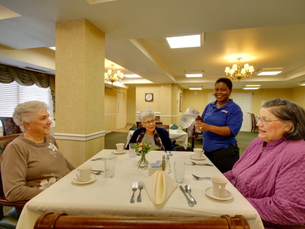 Resident friends having a meal at Patriots Glen in Bellevue, Washington. 