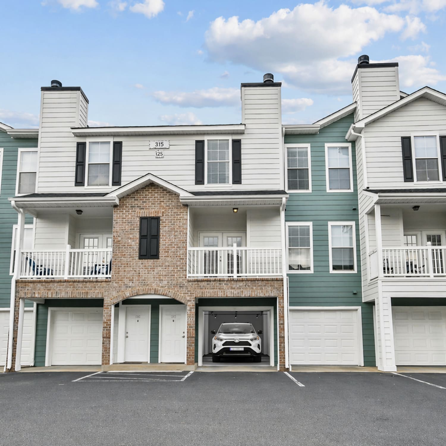 Exterior view of apartments at Highlands at Alexander Pointe in Charlotte, North Carolina