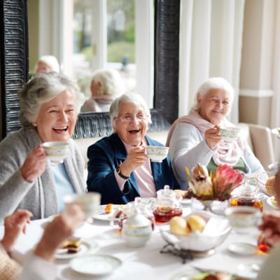 Residents drinking coffee and eating pastries together at Windsor House at Omni Manor in Youngstown, Ohio