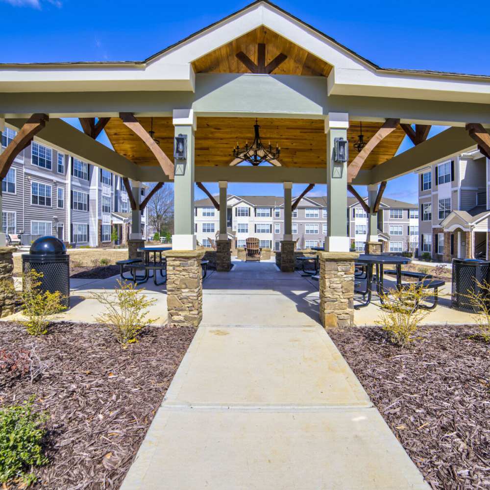 Beautiful outdoor community seating area at Avonlea Highlands in Cartersville, Georgia