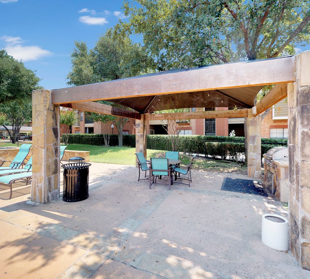 Outdoor lounge at Oaks Riverchase in Coppell, Texas