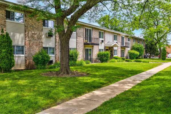 Exterior of Park Ridge Commons in Des Plaines, Illinois