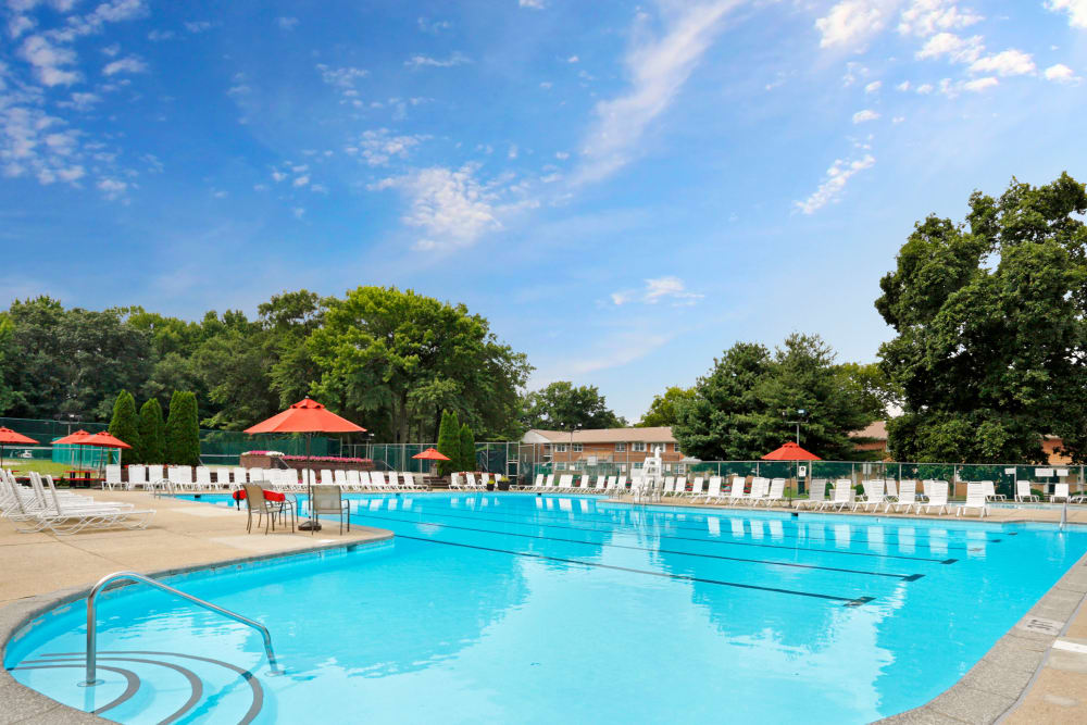 Enjoy Apartments with a Swimming Pool at Glenwood Apartments in Old Bridge, New Jersey