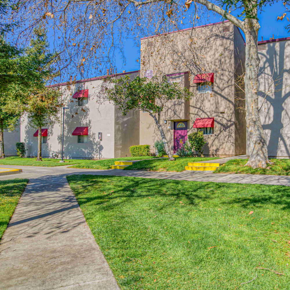 Courtyard and exterior at Kings Villages in Pasadena, California