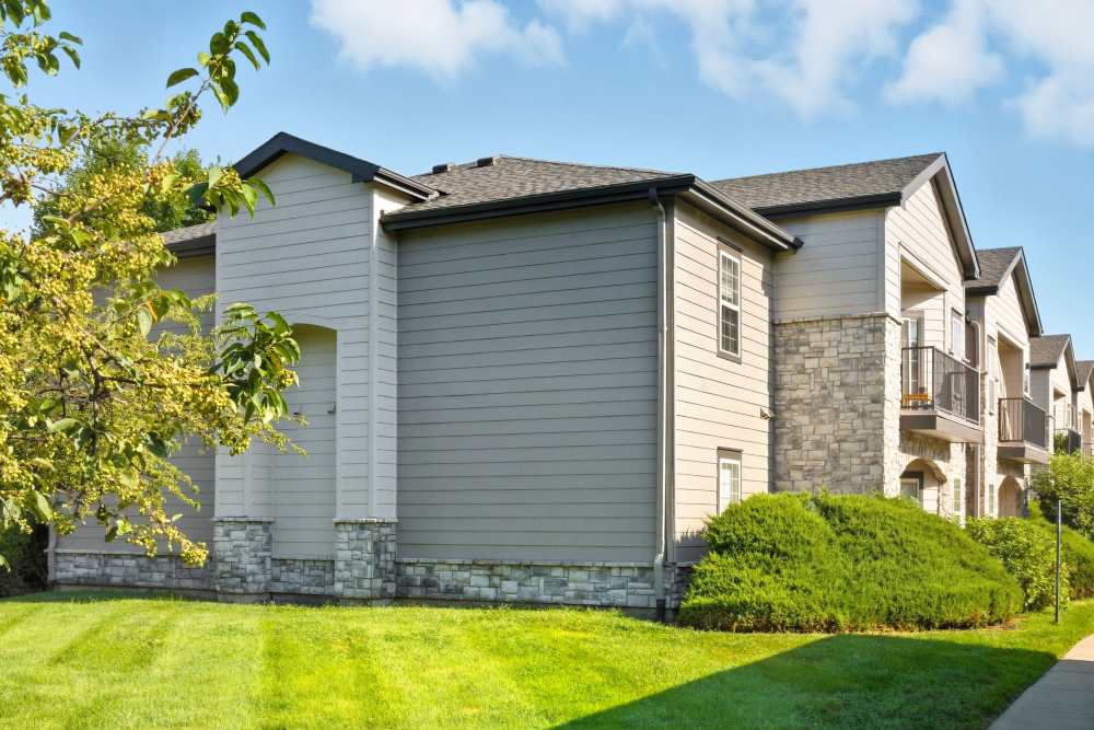 Well maintained landscaping at The Highlands in Overland Park, Kansas