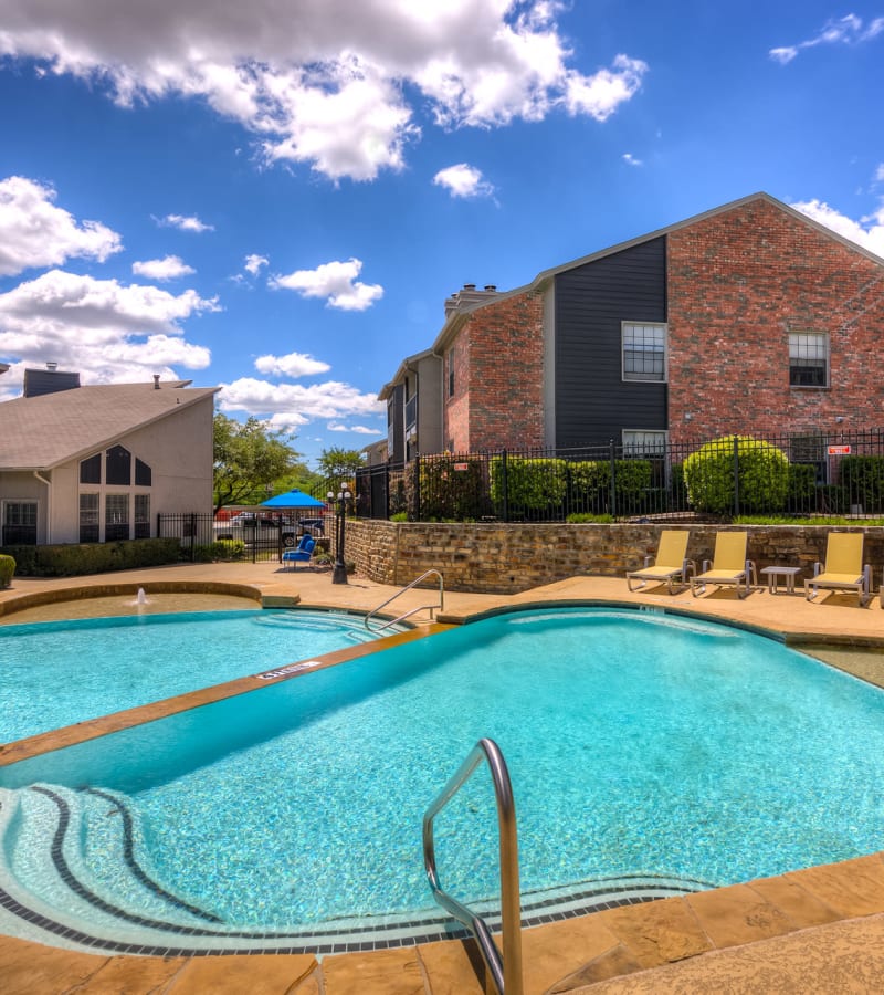 The sparkling pool and spa at Canyon Grove in Grand Prairie, Texas
