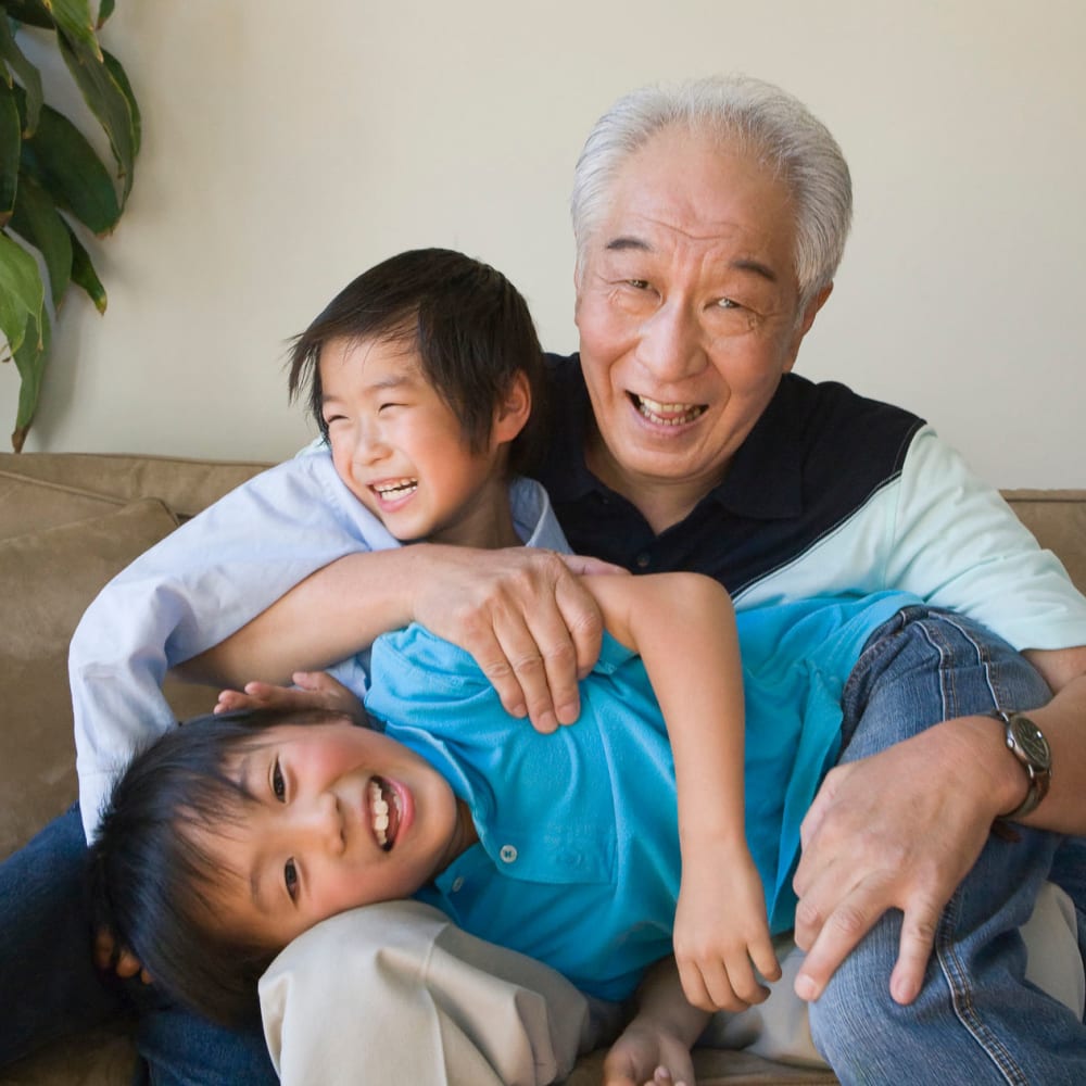 A resident and his grandchildren at Alder Bay Assisted Living in Eureka, California