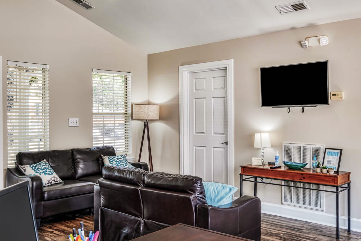 Resident living room at Barrington Parc in Moody, Alabama