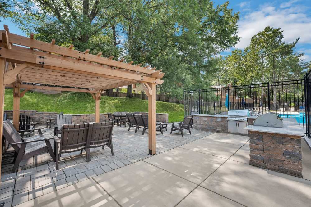 Grill and picnic area at Merrill House Apartments in Falls Church, Virginia