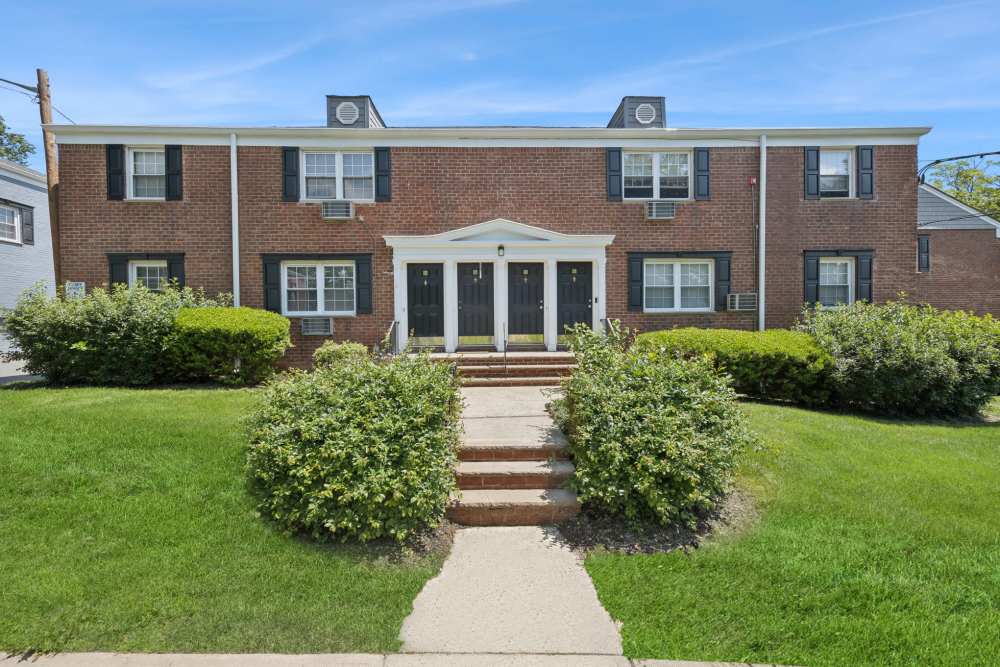 Newly renovated apartment homes in Eagle Rock Apartments at Maplewood in Maplewood, New Jersey