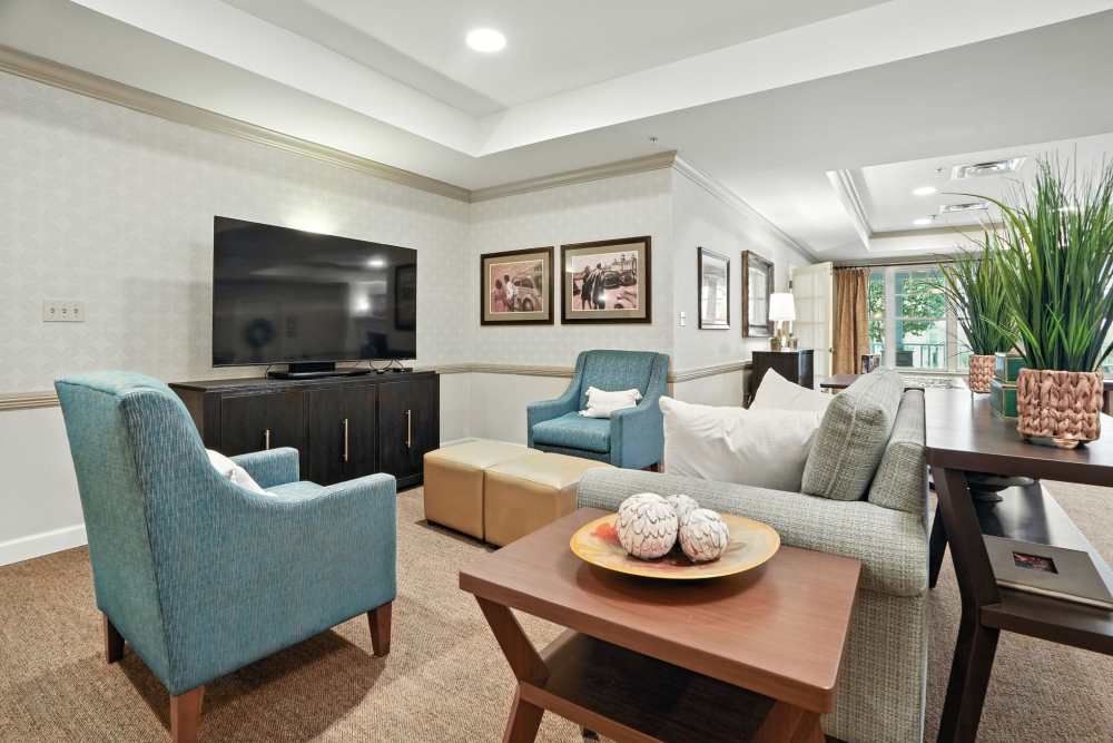 Resident living area with tv at Glenncrest at Siegen in Baton Rouge, Louisiana