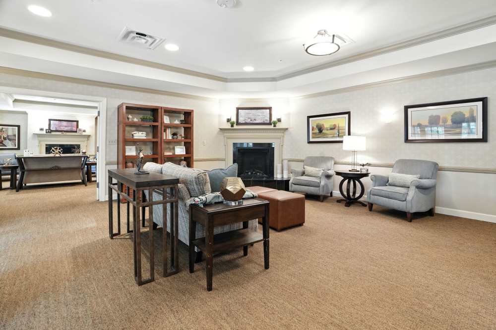 Lounge area with fireplace at Glenncrest at Siegen in Baton Rouge, Louisiana