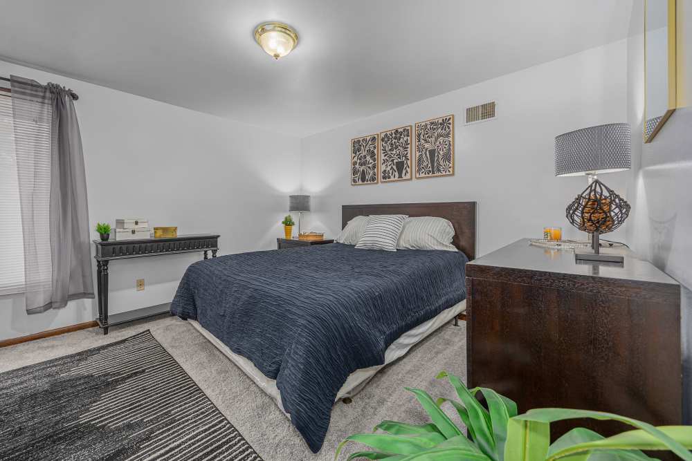 Bedroom with a comfortable bed at Heatherwood Terrace in Mansfield, Ohio
