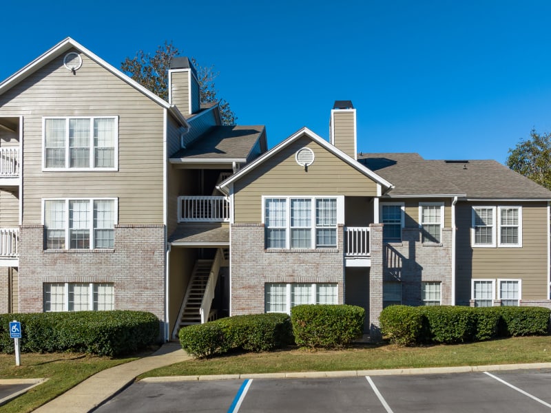 Exterior of an apartment building at Gates at Jubilee in Daphne, Alabama