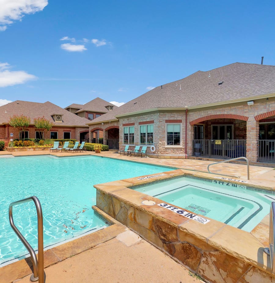 Hot tub and swimming pool at Oaks Riverchase in Coppell, Texas
