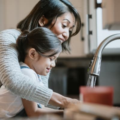 a mother and daguhter washing dishes at Heartwood in Joint Base Lewis McChord, Washington