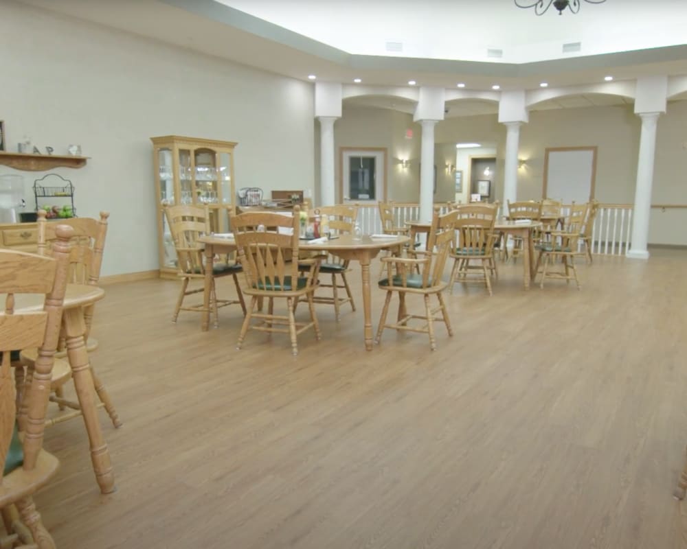 Large resident dining room at Arlington Place Oelwein in Oelwein, Iowa.