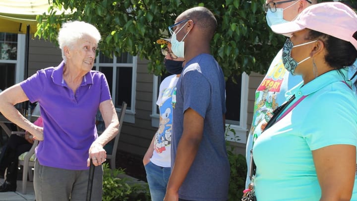 Grace Point Place Resident Shares Golf Tips with Visiting Students