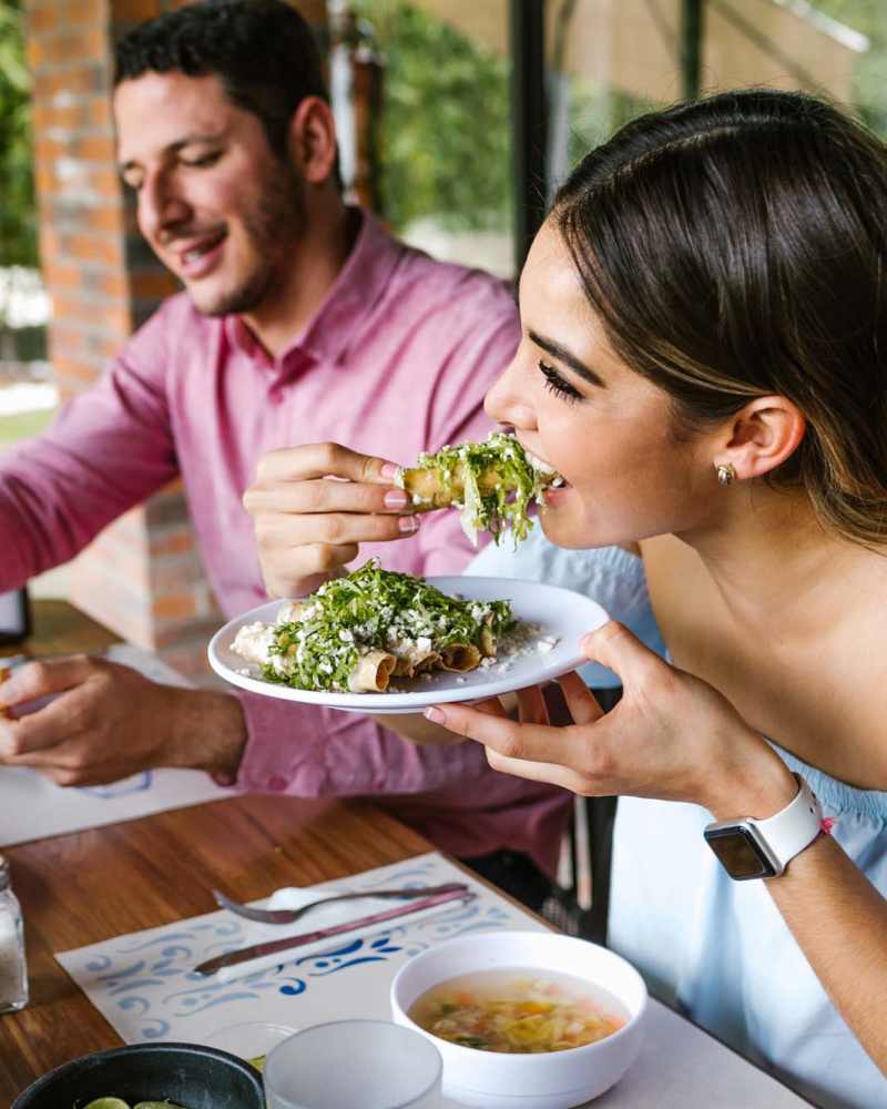 Resident couple dining out at a restaurant near Reedville Meadows in Beaverton, Oregon