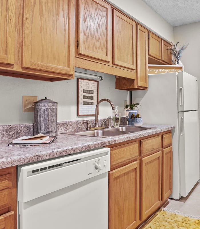 Kitchen with granite countertops at Polo Run Apartments in Tulsa, Oklahoma